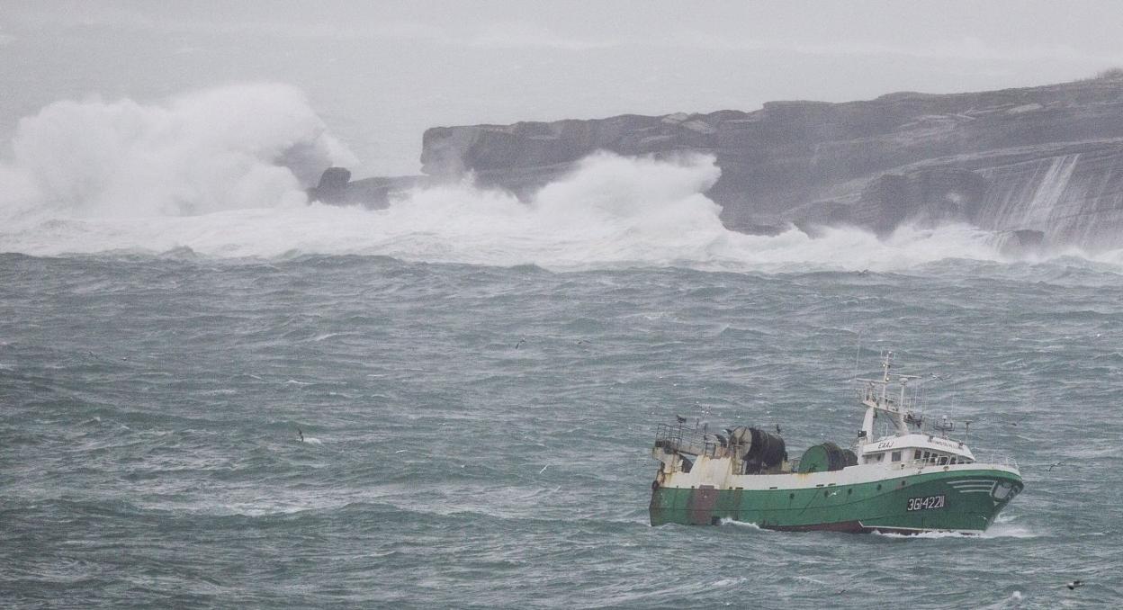 Un arrastrero navega en las aguas cercanas al Cabo Mayor, en Santander.