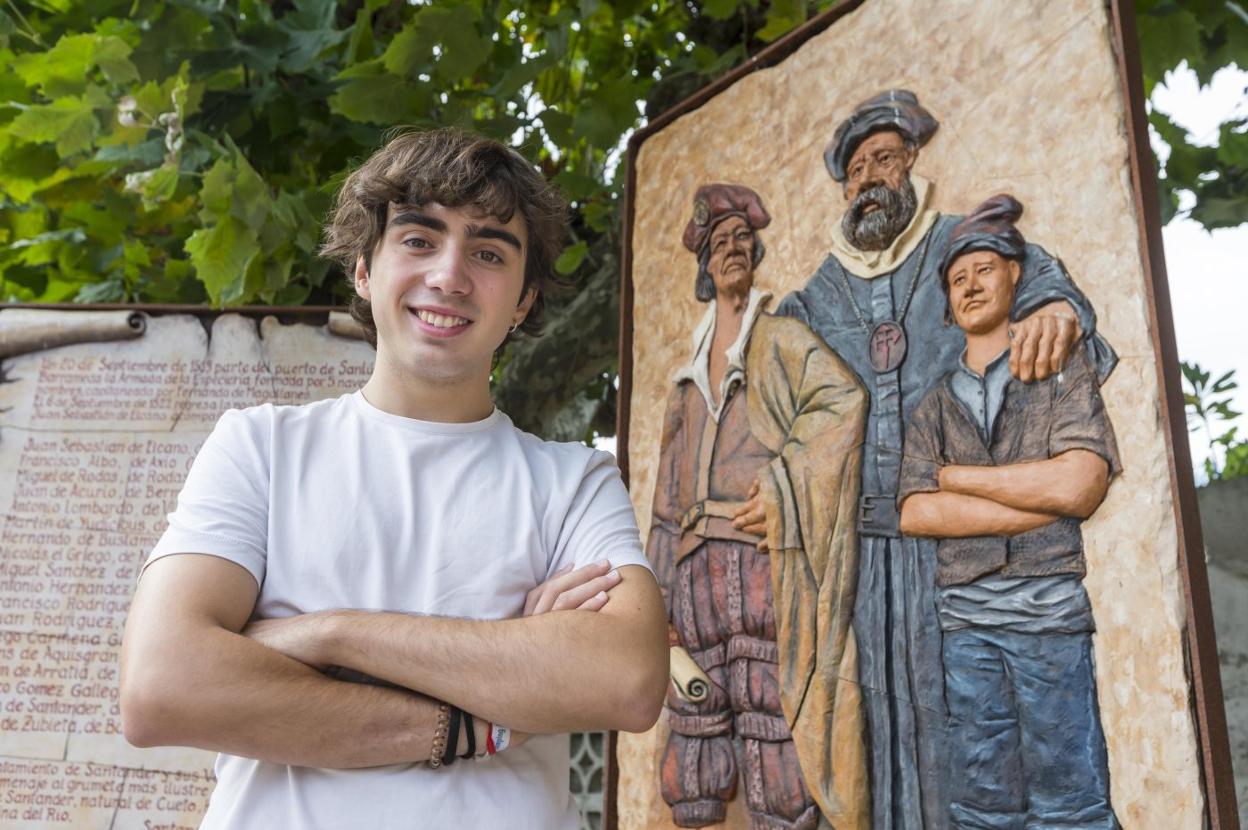 El actor Dídac Calpe, que interpreta al histórico marinero cántabro, junto a la iglesia de Cueto.