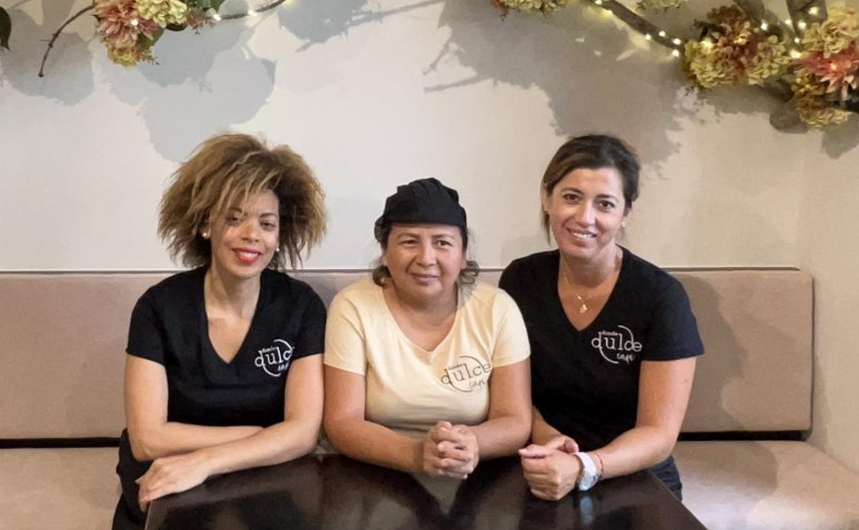 Marlene, Carmen y Dulce, bajo un motivo floral decorativo. 
