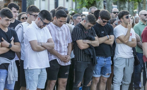 Amigos de Mario Fuentes, el joven de 18 años asesinado de un navajazo en León, se concentraron en Colindres el pasado mes de mayo por el primer aniversario del fallecimiento celebrado en la Alameda del Ayuntamiento