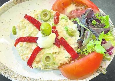 Imagen secundaria 1 - Ensaladilla rusa y croquetas caseras.