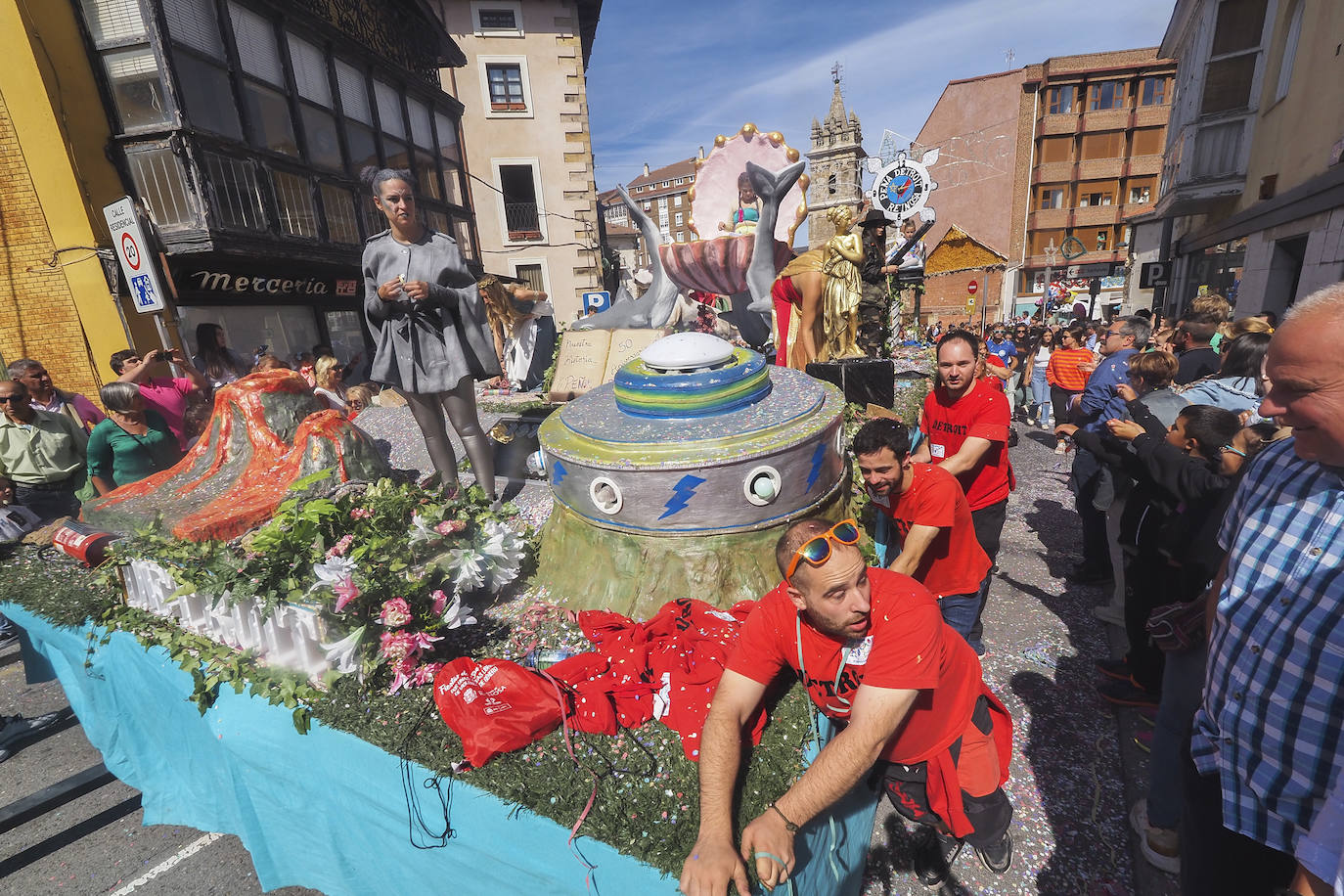 'El Imperio de Bob' de la joven peña Enlokeci2 se ha alzado con el primer premio del certamen de Carrozas Artísticas de San Mateo dotado con 6.000 euros. Además, el jurado otorgó el segundo puesto a la fantasía titulada 'Del revés' de Los insufribles (5.400 euros), seguida en un tercer puesto por la obra 'Los Trolls' de la peña El Descontrol (5.100 euros), mientras que 'Humor Azul' de Indiscretos (4.800 euros) y 'Nuestra Historia' de Detroit (4.500 euros), quedaron en cuarto y quinto lugar del ranking de premiados. El galardón a la mejor figura (300 euros) se lo llevó también Detroit con su obra 'Concha y Delfines'.