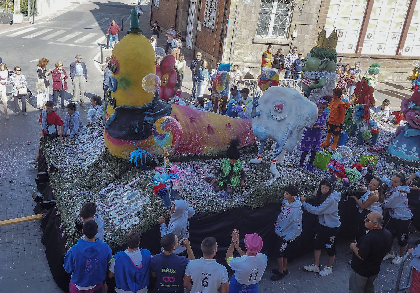 'El Imperio de Bob' de la joven peña Enlokeci2 se ha alzado con el primer premio del certamen de Carrozas Artísticas de San Mateo dotado con 6.000 euros. Además, el jurado otorgó el segundo puesto a la fantasía titulada 'Del revés' de Los insufribles (5.400 euros), seguida en un tercer puesto por la obra 'Los Trolls' de la peña El Descontrol (5.100 euros), mientras que 'Humor Azul' de Indiscretos (4.800 euros) y 'Nuestra Historia' de Detroit (4.500 euros), quedaron en cuarto y quinto lugar del ranking de premiados. El galardón a la mejor figura (300 euros) se lo llevó también Detroit con su obra 'Concha y Delfines'.