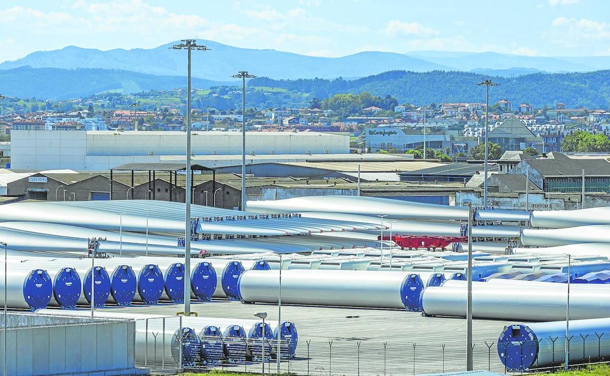 Los molinos ya están en el Puerto. Parte de las piezas que formarán los aerogeneradores de El Escudo están ya en Santander a la espera de que comiencen las obras.