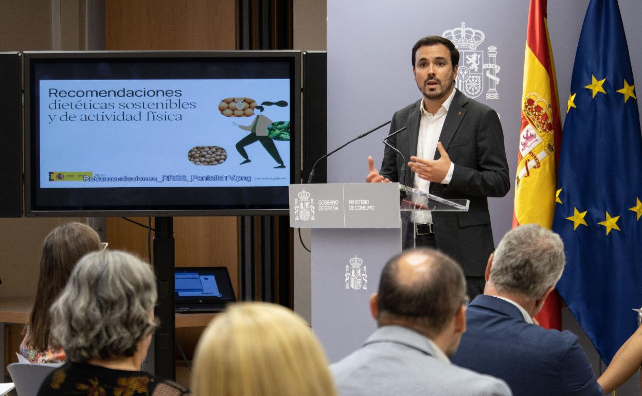 El ministro de Consumo, Alberto Garzón, en la presentacIón del informe de AESAN. 