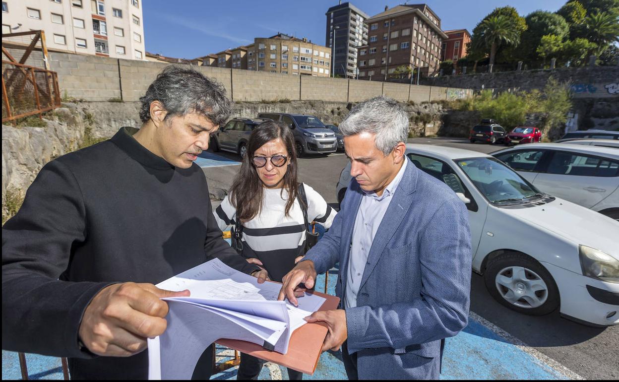 Los arquitectos Héctor Mendoza y Mara Partida, del estudio ganador del concurso destinado a la construcción de la nueva sede del Museo de Prehistoria y Arqueología de Cantabria, muestran los planos del proyecto al vicepresidente Pablo Zuloaga