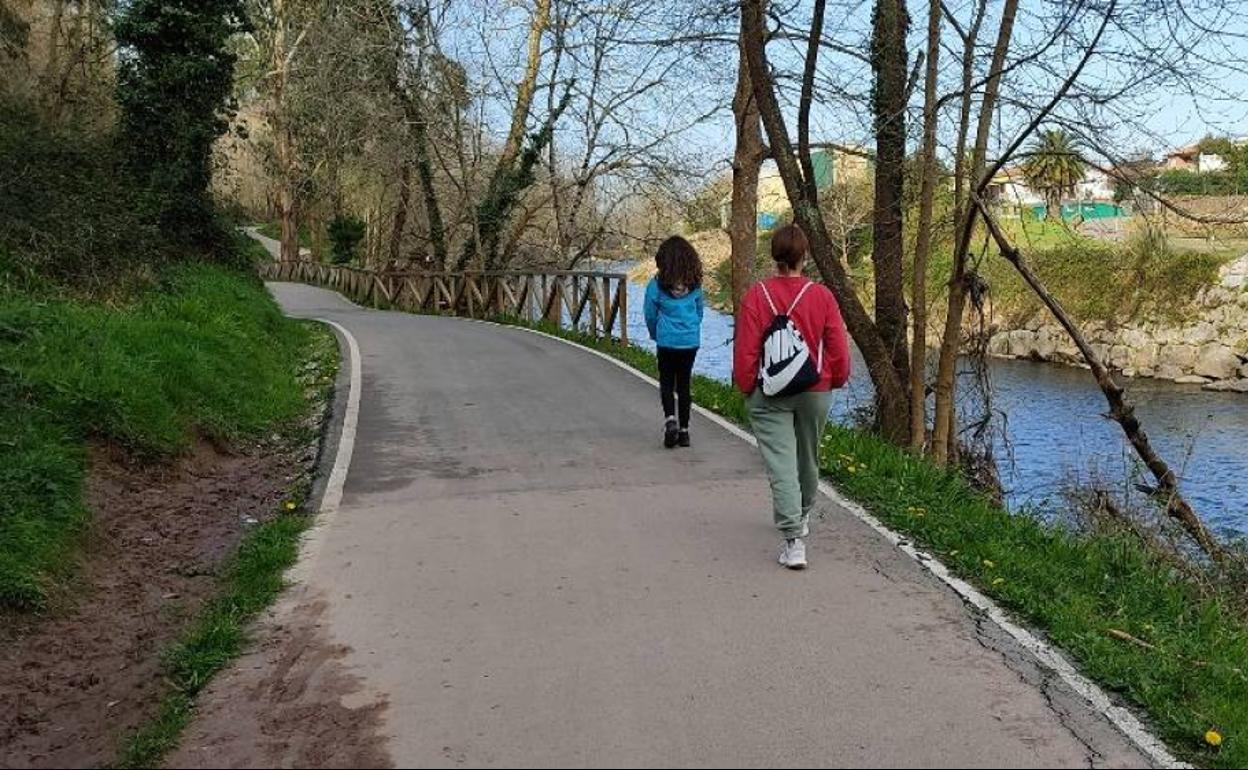 Senda del parque de La Viesca que se conectará con Santiago de Cartes, al otro lado del río Besaya.