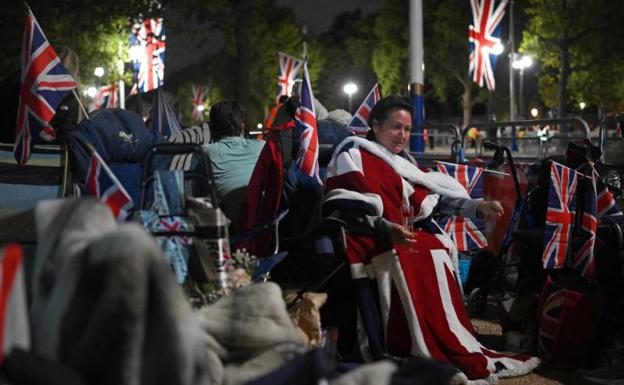 Cientos de personas acamparon por la noche en las calles y parques de Londres. 