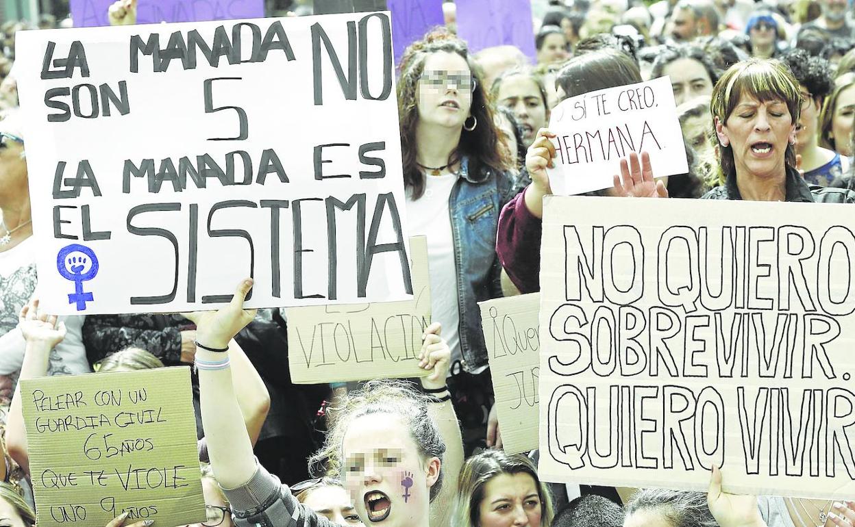 Varias mujeres durante una protesta al grito de «no es abuso, es violación».