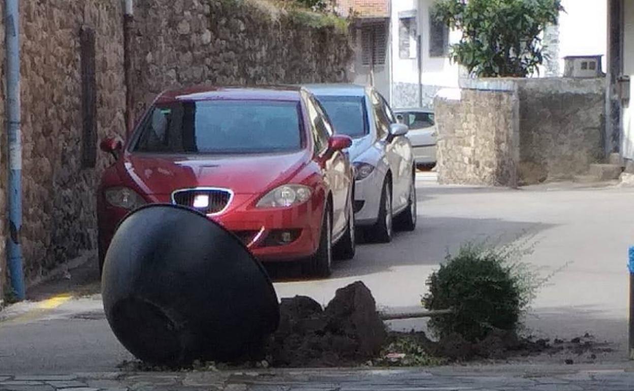 Macetas rotas o volcadas en el casco urbano de Los Corrales.