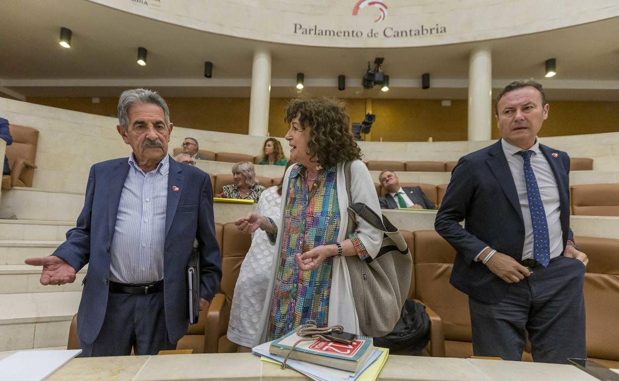 El presidente Revilla, junto a la alcaldesa de Comillas y diputada, Teresa Noceda, y el consejero de Ganadería, Guillermo Blanco.