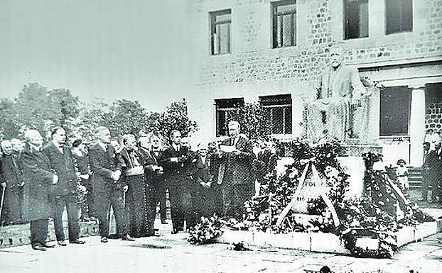 El 3 de octubre del año 1925 se descubrió la obra de arte del prestigioso escultor castellano Victorio Macho. 