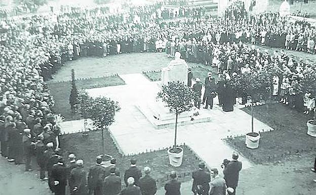 El acto fue seguido por centenares de personas, muchos trabajadores de la empresa que revolucionó la comarca. 