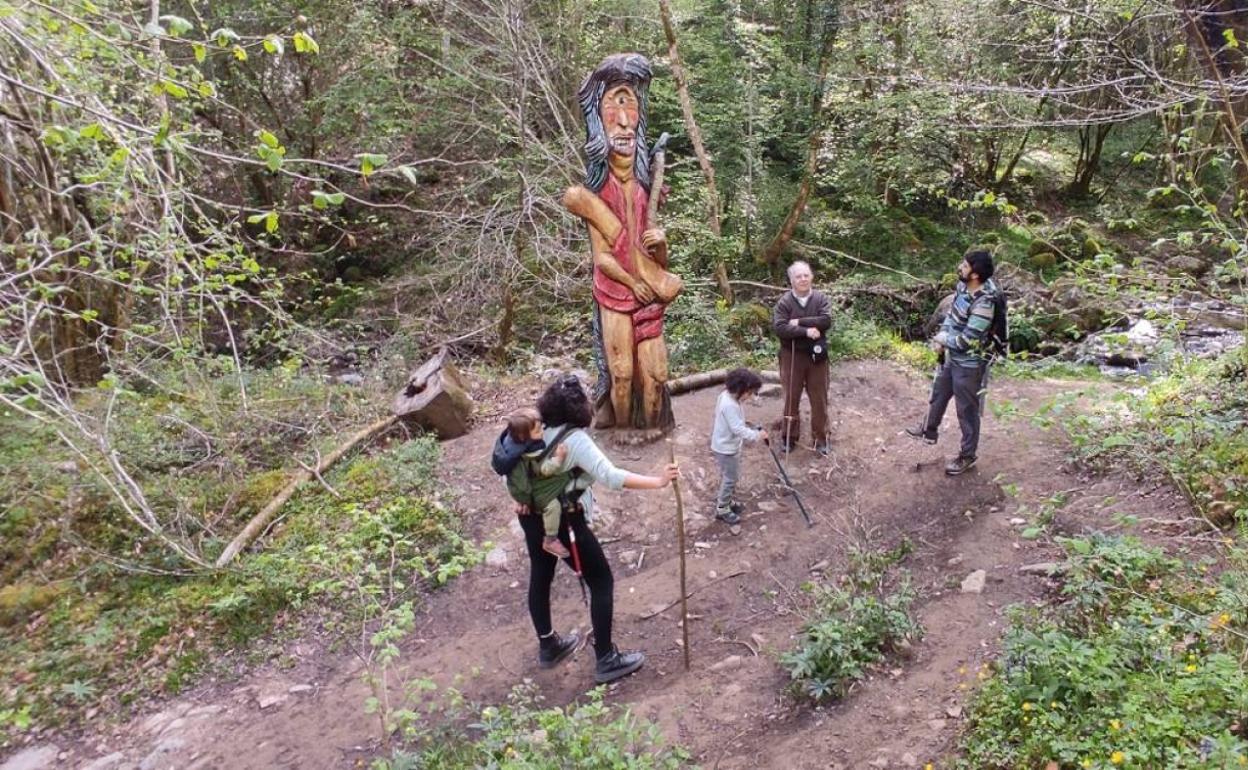 Senda de la mitología en el monte Tejas de San Felices.