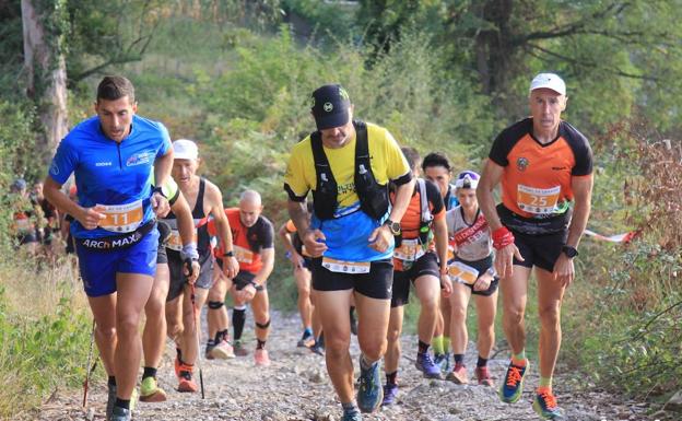 Un grupo de especialistas suben una pendiente en el Trail de Sámano, con Juan Antonio Ilarza (derecha) y Javier Etxebarria (izquierda)