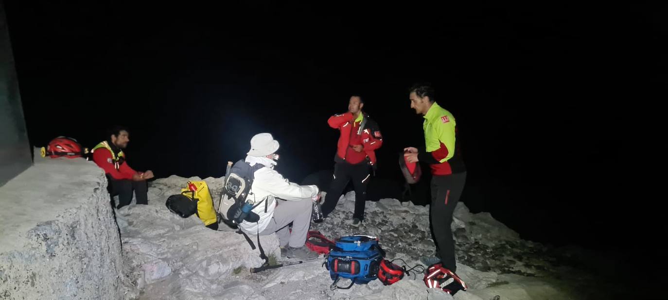 Momento en el que el equipo de rescate se reúne con Martínez Sieso una vez localizado. 