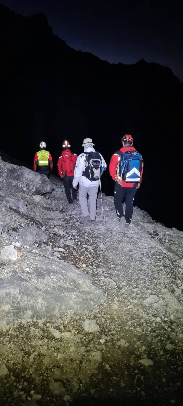 Martínez Sieso regresa con el equipo de rescate hacia el refugio de Áliva.