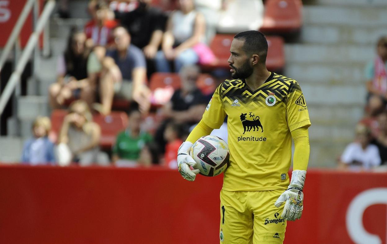 Miquel Parera, durante el partido frente al Sporting en El Molinón.