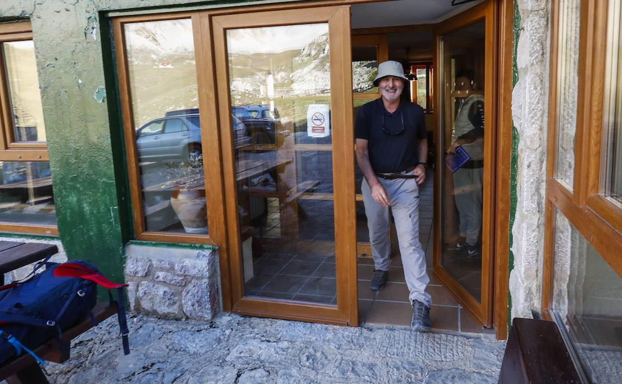 Martínez Sieso sale del Refugio de Áliva, para hablar con El Diario Montañés, después de ser auxiliado por los rescatadores del 112.