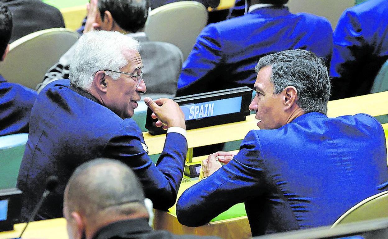 El presidente español, Pedro Sánchez, charla con el primer ministro portugués, Antonio Costa, en la asamblea de la ONU. 