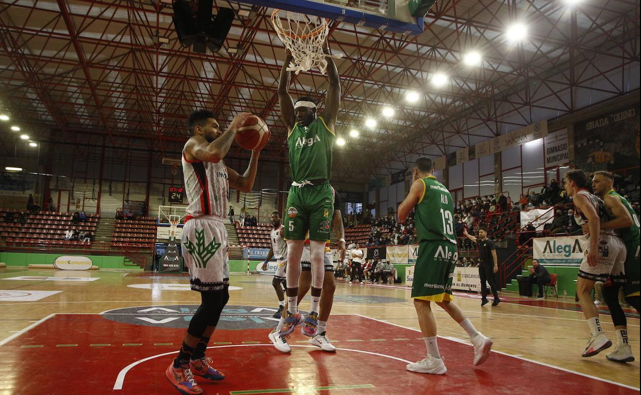 Imagen de una jugada del encuentro entre Alega Cantabria y Club Baloncesto Zamora Enamora disputado en el Pabellón Municipal Vicente Trueba.