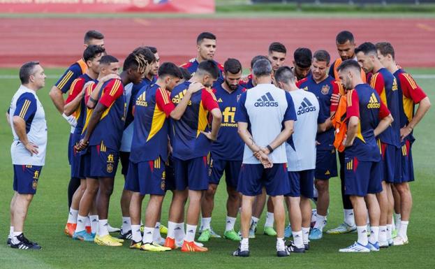 Los jugadores y el cuerpo técnico de la selección española, durante un entrenamiento. 