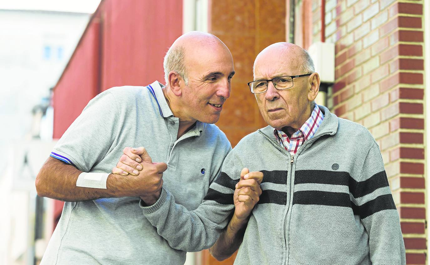 Javier San Juan agarra de la mano a su padre, José, enfermo de alzhéimer.