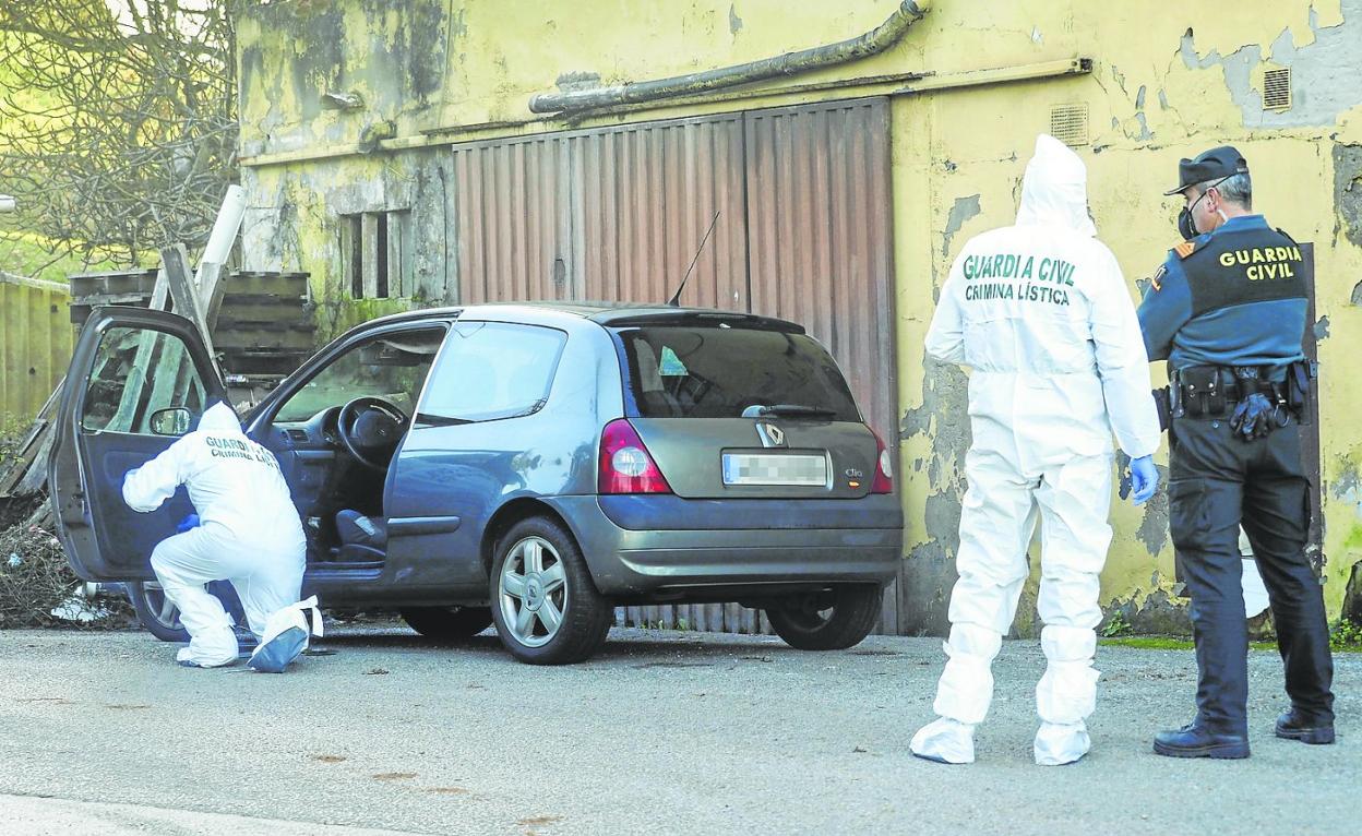 Agentes de Criminalística examinaron el coche de Eva Jaular, aparcado junto a la vivienda donde se produjo el crimen.