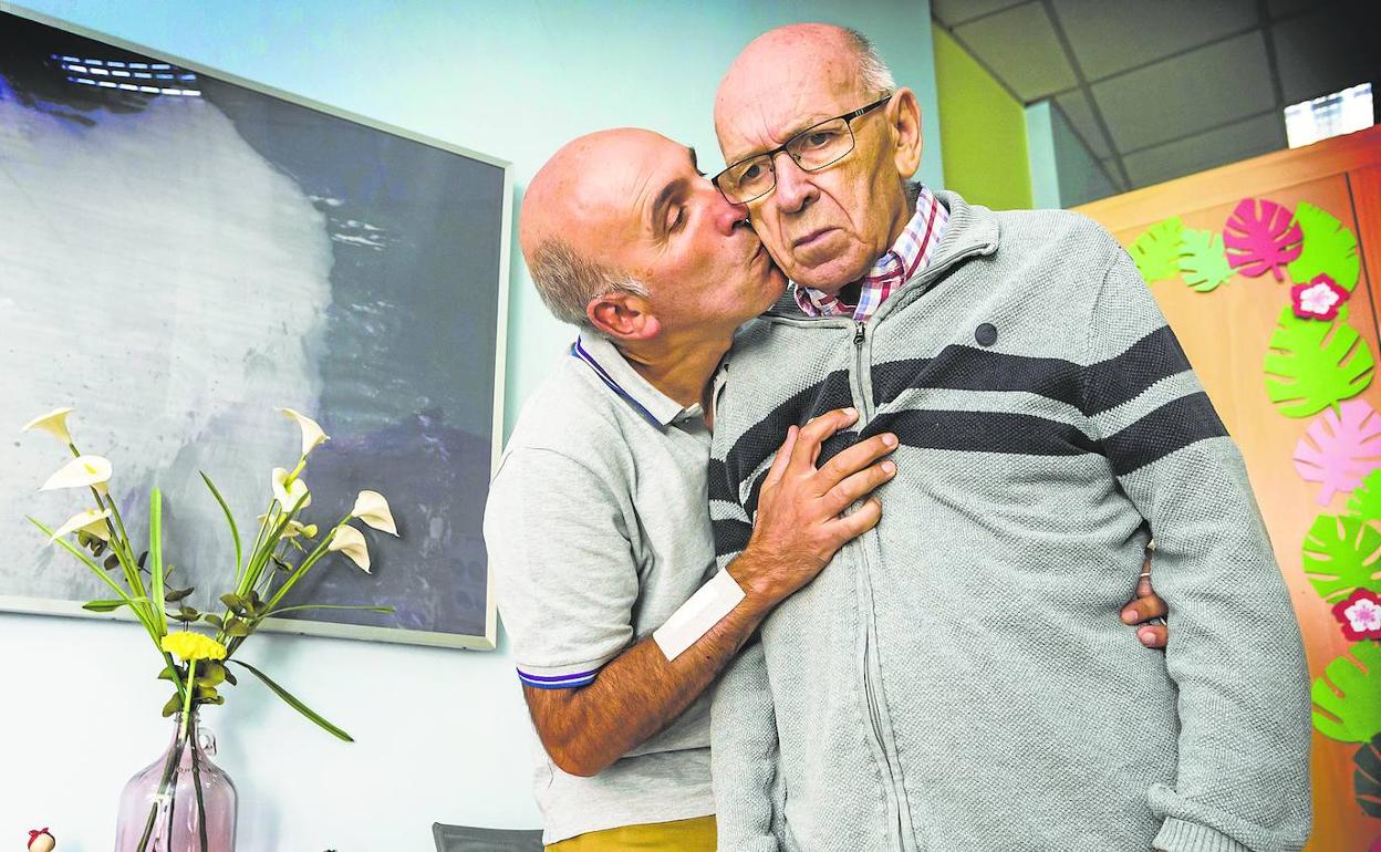 La vida de la familia San Juan cambió radicalmente cuando a José, de 83 años, le diagnosticaron alzhéimer, una enfermedad que sufren 8.000 cántabros.