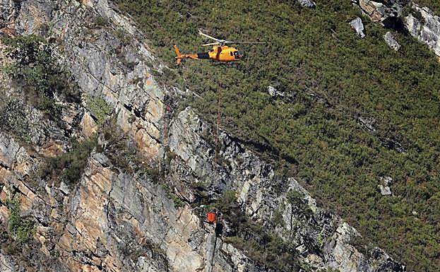 Un helicóptero elimina las rocas sobre la carretera de Polaciones