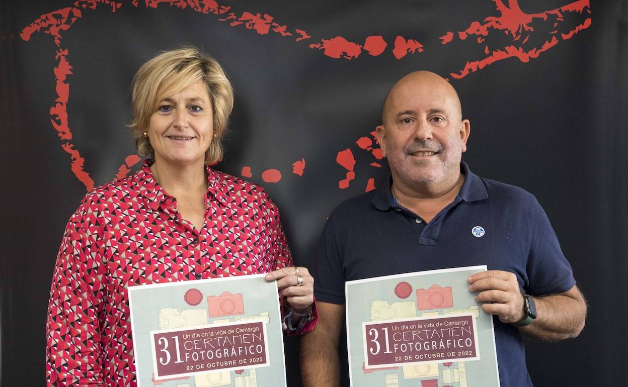 La alcaldesa, Esther Bolado, y el concejal de Cultura, José Salmón, durante la presentación del certamen. 