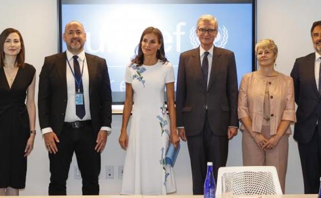 Doña Letizia, con el vestido firmado por Carolina Herrera. 