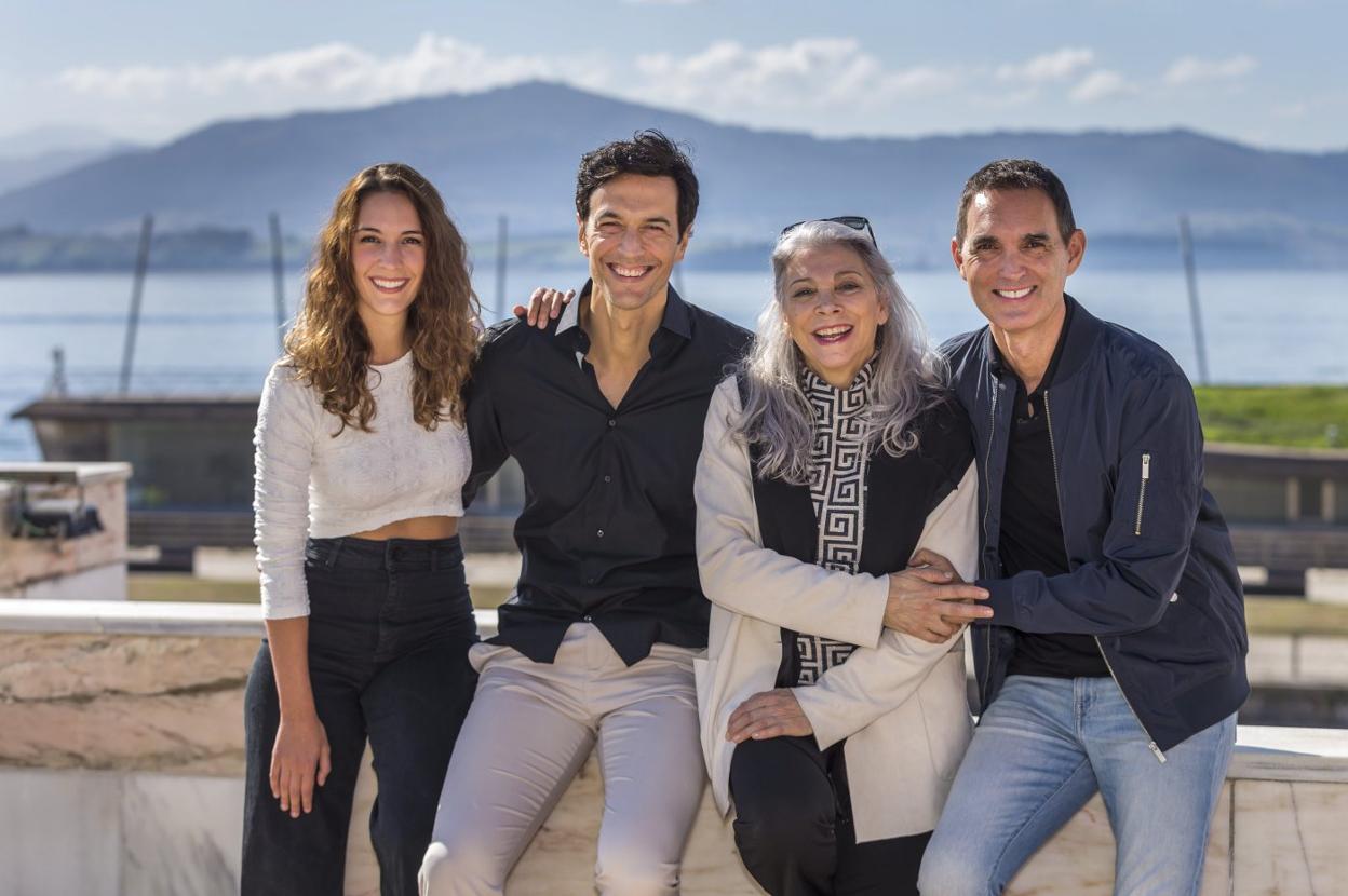 Marta Velilla, Cristóbal Suárez, Kiti Mánver y Juan Carlos Rubio, en Gamazo, posaron antes de la presentación del nuevo montaje teatral.