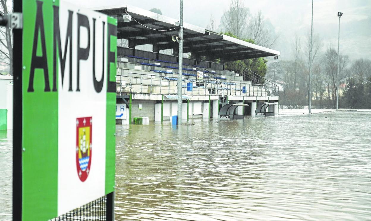 El campo de fútbol de Ampuero se ubica en zona inundable y su traslado forma parte del plan de prevención financiado por Europa. 