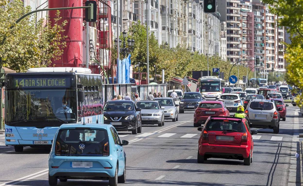 La imagen del Paseo de Pereda a la una y media del mediodía de hoy refleja el poco éxito de la iniciativa, con el tráfico denso.