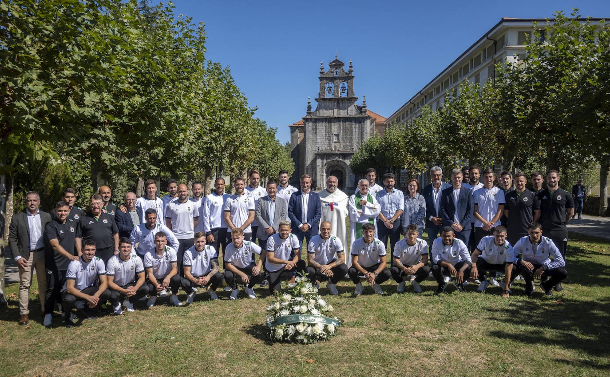 Foto de familia tras el acto en la Bien Aparecida