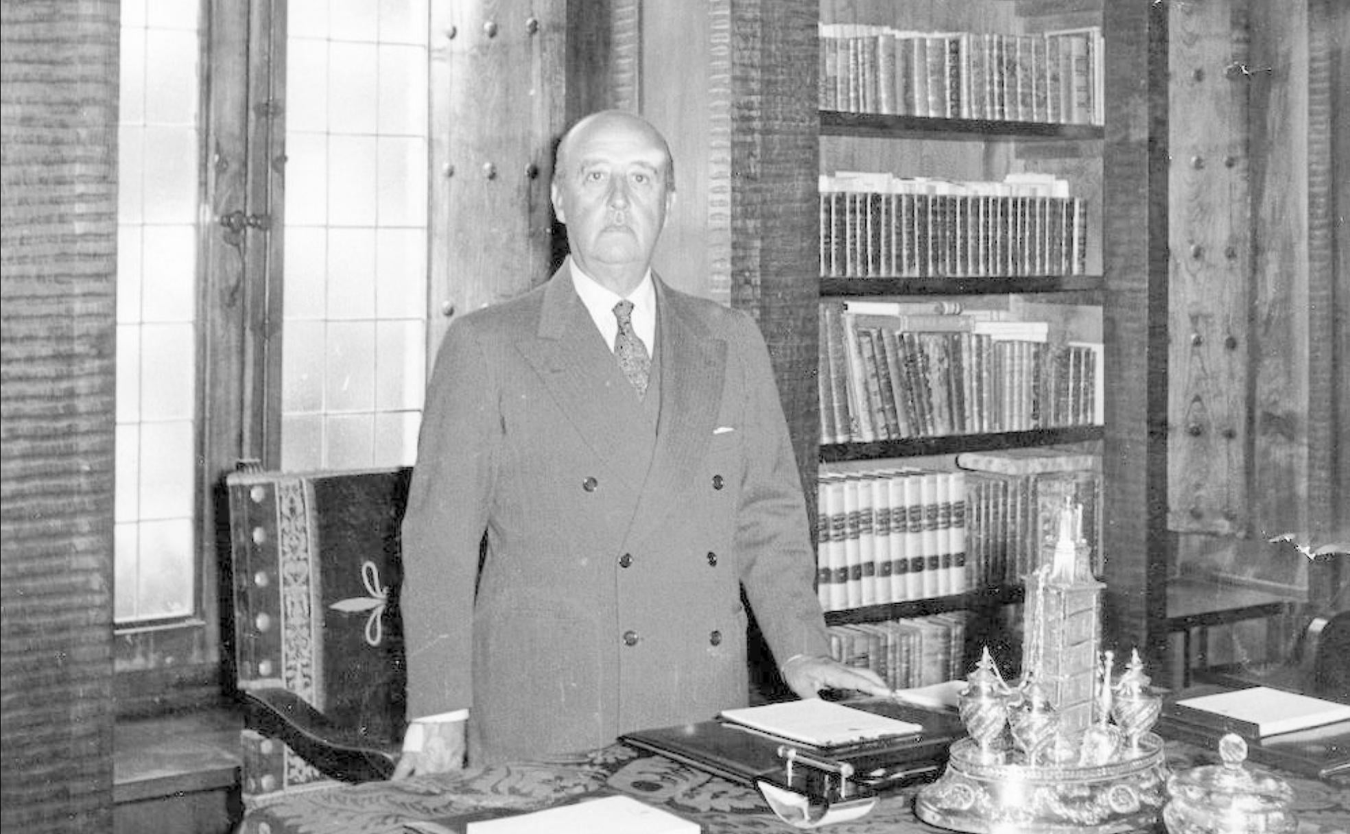 Francisco Franco, en la biblioteca del Pazo de Meirás.