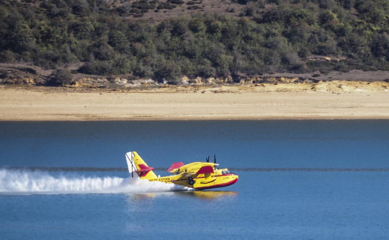 El avión anfibio del Ministerio cogiendo agua para intervenir en las labores de extinción. 