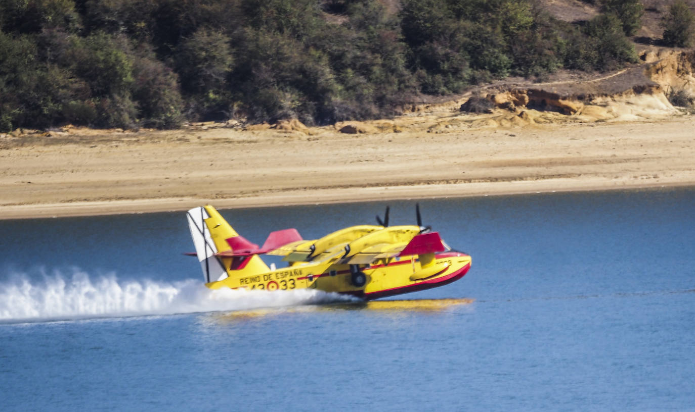 Fotos: Un avión anfibio coge agua en el Pantano del Ebro para combatir los incendios