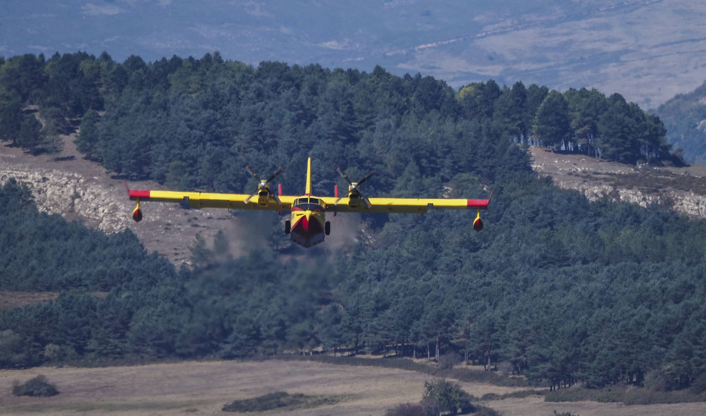 Fotos: Un avión anfibio coge agua en el Pantano del Ebro para combatir los incendios