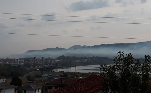 La niebla dejada por la humareda se ha hecho presente en muchos puntos tal y como se aprecia desde Treto.