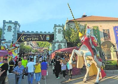 Imagen secundaria 1 - El mercado registró una elevada afluencia desde media tarde. Agrupaciones como Los Ventolines son esenciales para animar la fiesta.