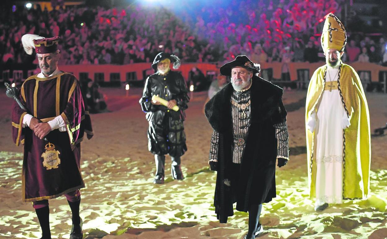 Carlos V, encarnado por Miguel Ángel Marsella, instantes después de pisar la arena de Laredo.