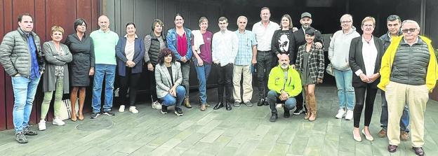 Ponentes y asistentes a la jornada celebrada ayer en Meruelo, inaugurada por el consejero de Desarrollo Rural, Ganadería, Pesca, Alimentación y Medio Ambiente, Guillermo Blanco. 