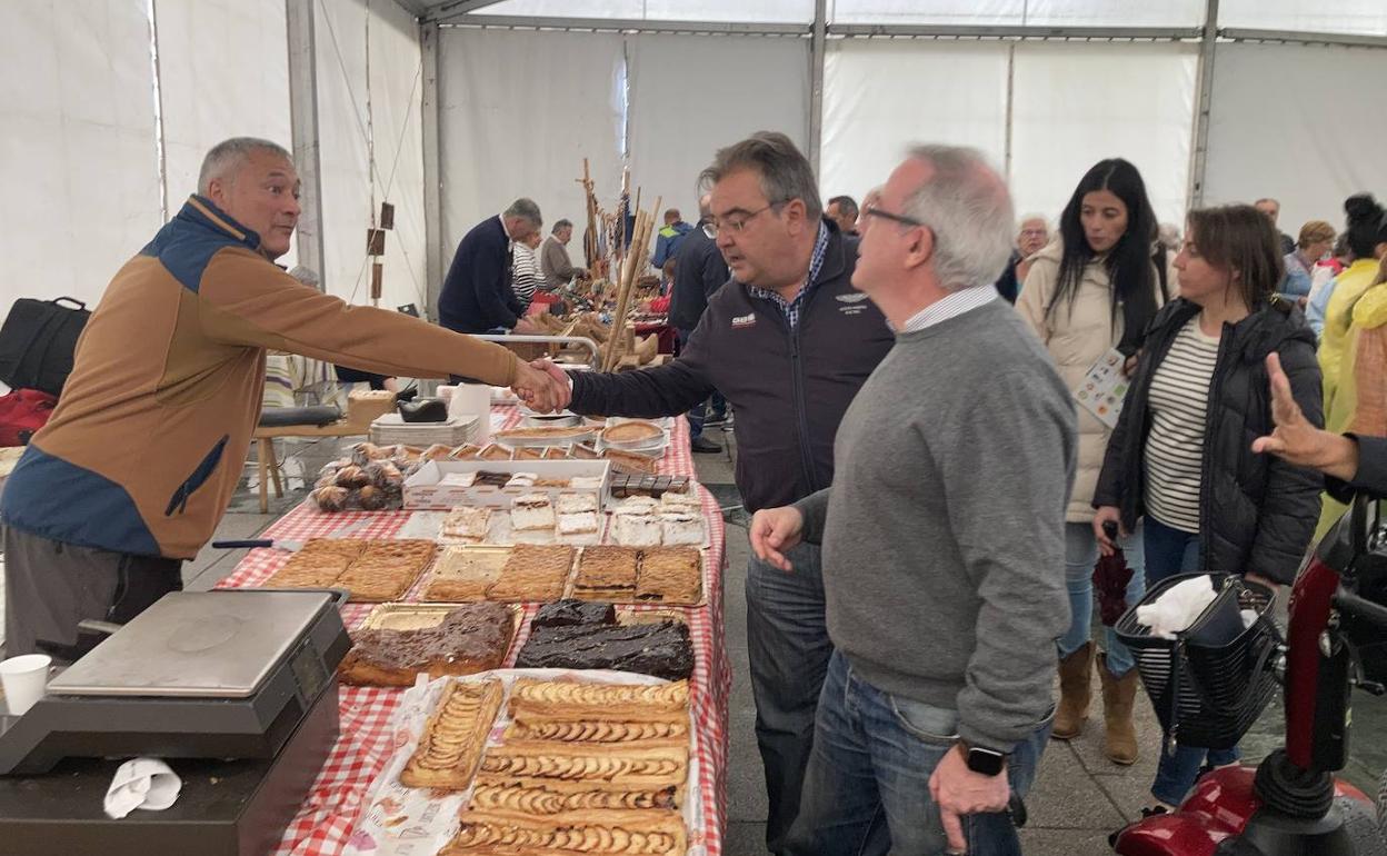 El alcalde de Noja, Miguel Ángel Ruiz, visita el mercado de productos 