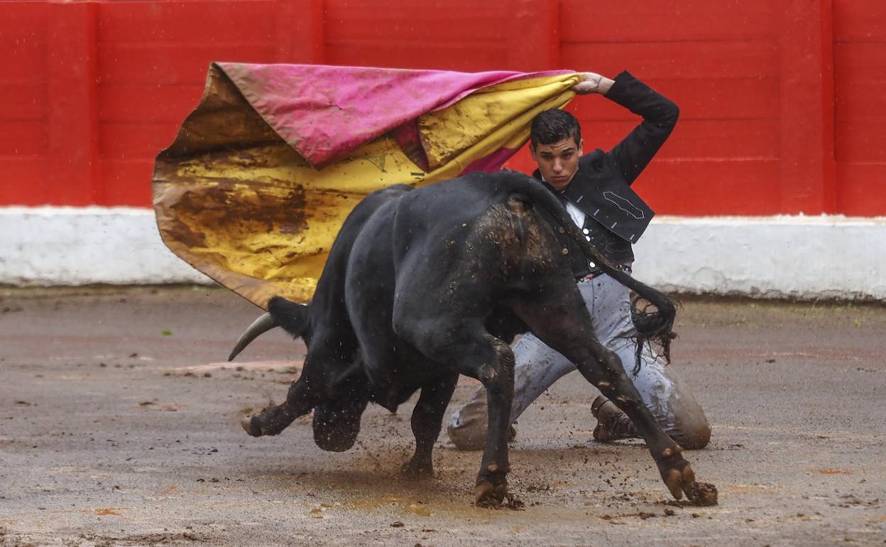 Hugo de Juana en un afarolado con el capote