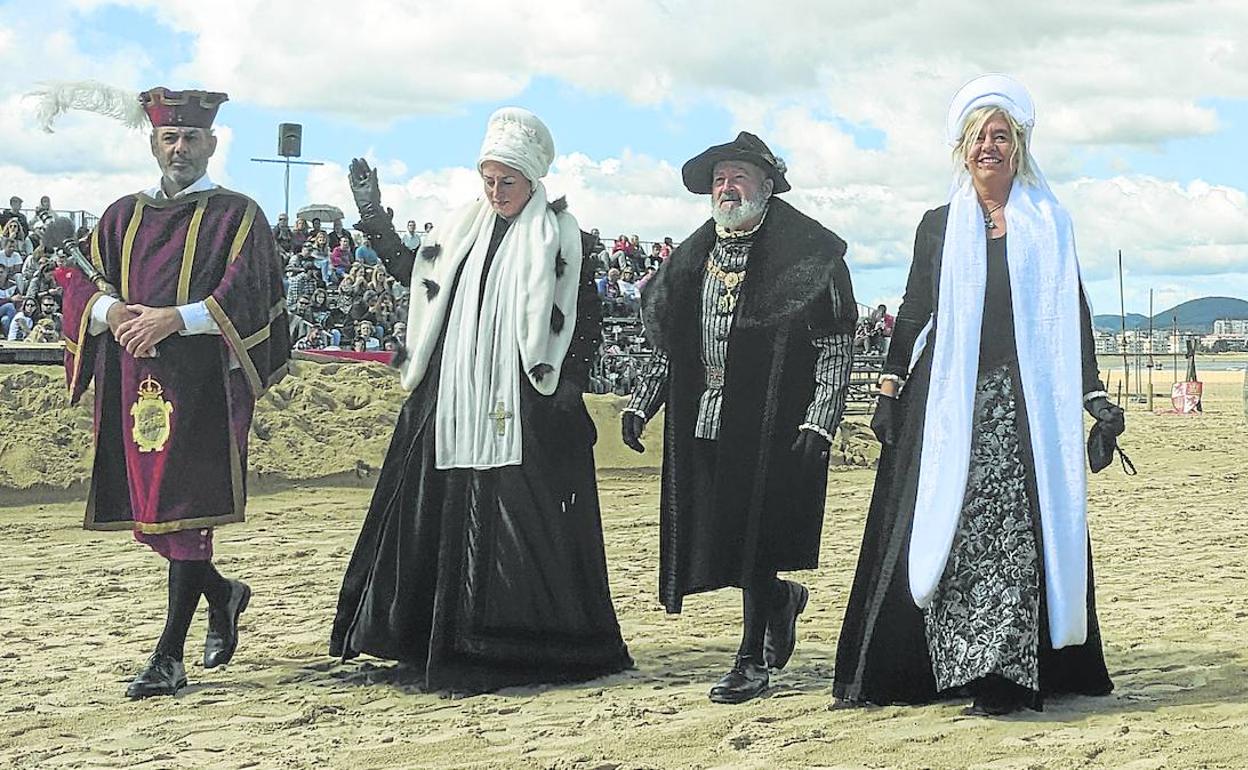 La lluvia dio una tregua y permitió que Carlos V se reencontrase en la playa Salvé con sus hermanas, María de Hungría y Leonor de Francia y Portugal.