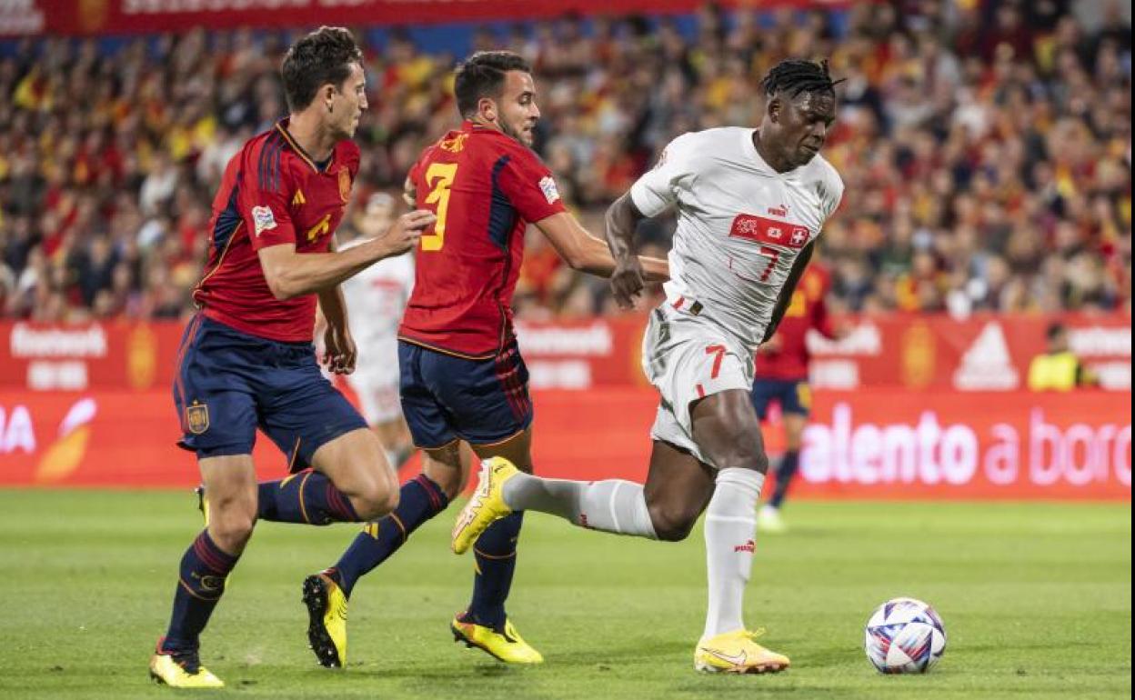 El suizo Embolo (d) supera a Pau Torres (i) y Eric García durante una acción del España-Suiza.