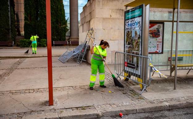 Operarios de la limpieza limpian los desperfectos causados por el vandalismo en Barcleona. 