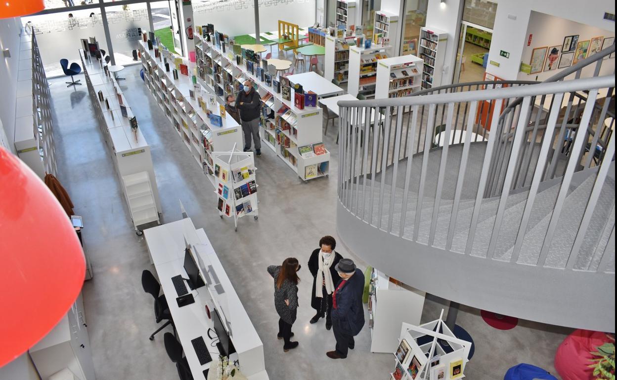 El gran salón principal de la nueva Biblioteca Municipal de Los Corrales de Buelna. 